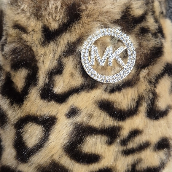 MK Slippers - Picture 2 of 4